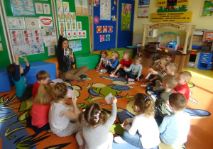 Dzieci przyglądają się prezentowanej przez nauczycielkę ilustracji i oceniają zachowania dzieci, unoszą sylwetę zęba.